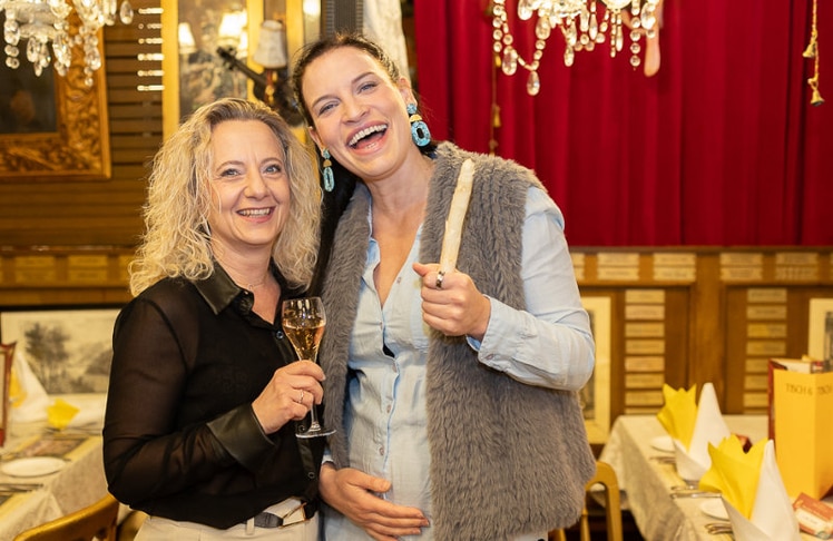 Sozialberaterin Sabine Wittmann (l.) mit der schwangeren Profitänzerin Conny Kreuter. © LEADERSNET / R. Brunhölzl