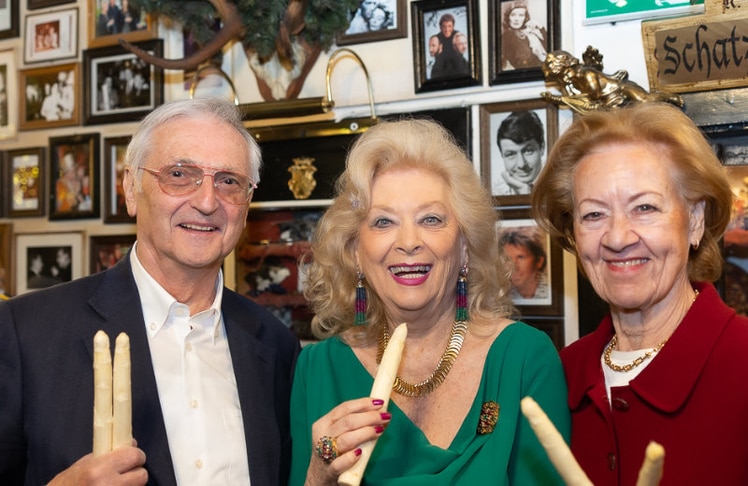 Grande Dame Birgit Sarata (Mitte) mit Karl und Hanni Kolarik. © LEADERSNET / R. Brunhölzl