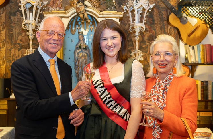 Werner und Martina Fasslabend mit der Spargelkönigin. © LEADERSNET / R. Brunhölzl