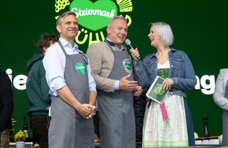 Bundesminister Wolfgang Hattmannsdorfer (l.) und der steirische Landeshauptmann Mario Kunasek versuchten sich auf der Bühne als Köche. © LEADERSNET / C.M. Stowasser