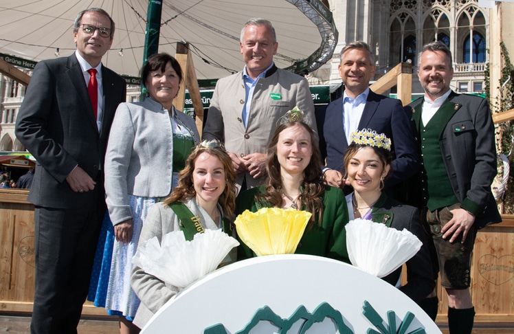 V.l.n.r.: Christian Meidlinger (Landtagspräsident Wien), Manuela Khom (Landeshauptmann-Stellvertreterin Steiermark), Mario Kunasek (Landeshauptmann Steiermark), Bundesminister Wolfgang Hattmannsdorfer und Michael Feiertag (Geschäftsführer Steiermark Tourismus) mit den steirischen Hoheiten. © LEADERSNET / C.M. Stowasser