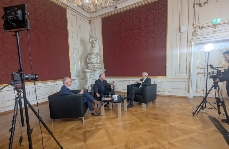 Gedreht wurde die aktuelle Folge in den Räumlichkeiten der Hofburg Vienna.