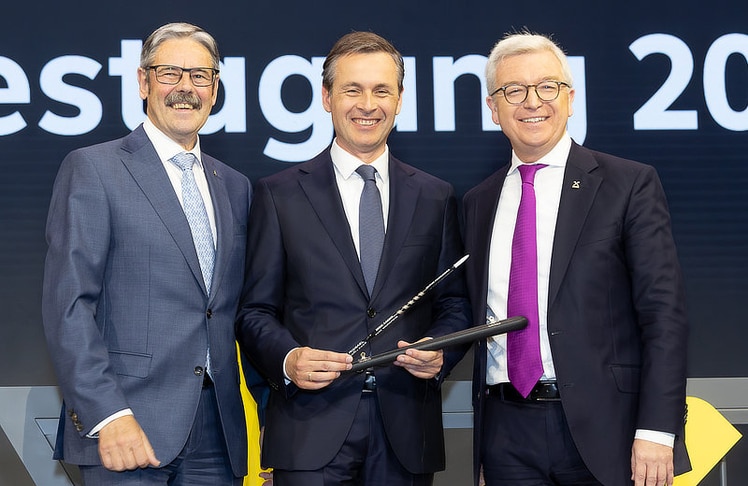 V.l.n.r.: Erwin Hameseder (Generalanwalt Österreichischer Raiffeisenverband), Martin Hauer (des. Generaldirektor Raiffeisen NÖ-Wien) und Michael Höllerer (Generaldirektor Raiffeisen NÖ-Wien) bei der symbolischen Taktstockübergabe.
