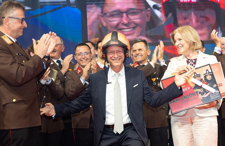 ORF-OÖ-Landesdirektor Klaus Obereder erhielt seinen eigenen Feuerwehrhelm und wurde unter anderem von ORF-Generaldirektorin Ingrid Thurnher und den anwesenden Feuerwehrleuten beglückwünscht.