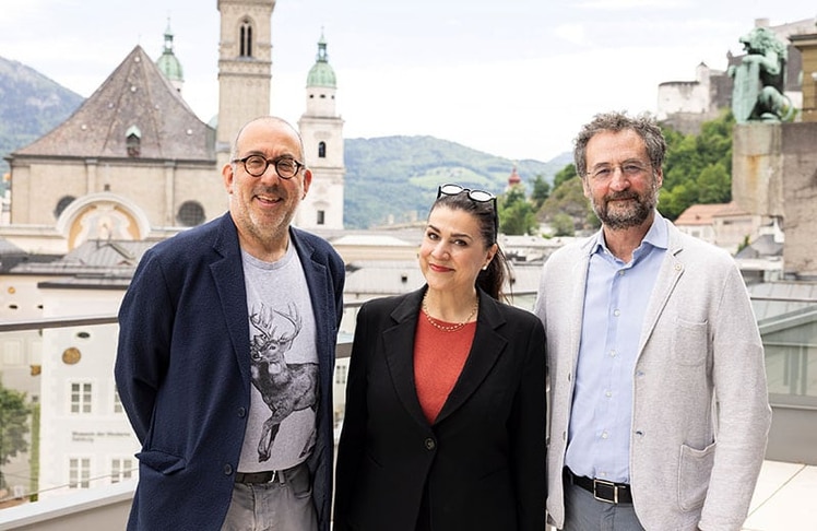 V.l.n.r. Regisseur Barrie Kosky mit Cecilia Bartoli, der Künstlerischen Leiterin der Salzburger Festspiele Pfingsten und dem Dirigenten Gianluca Capuano © SF/Erika Mayer