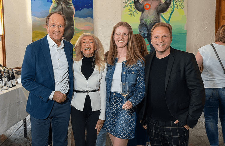 V.l.n.r.: Ernst Minar (John Harris), Elisabeth Himmer-Hirnigel (PR International), Katharina Baumgartner (Promiwinzerin) und Alex Kiessling (Künstler)