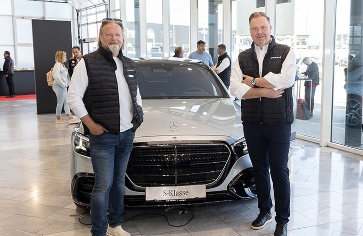 Robert Wernitznig (l.), Betriebsleiter Merbag Brunn am Gebirge, und Merbag-CEO Martin Heger mit der "neuen" S-Klasse. 