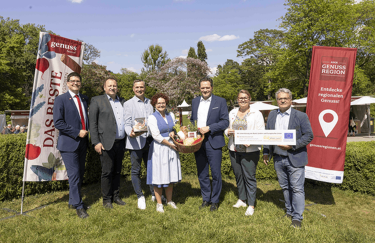 V.l.n.r.: Lorenz Mayr (Aufsichtsratsvorsitzender der AMA-Marketing), Günter Griesmayr (Vorstandsvorsitzender der AMA), Markus Hillebrand (Obmann des Vereins Netzwerk Kulinarik), Tourismus-Staatssekretärin Elisabeth Zehetner, Landwirtschaftsminister Norbert Totschnig, Christina Mutenthaler-Sipek (Geschäftsführerin der AMA-Marketing) und BMLUK-Sektionschef Johannes Fankhauser