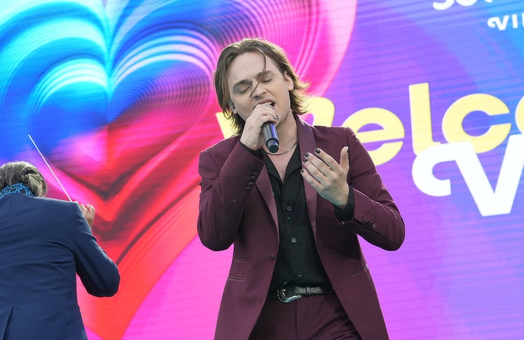 Musicalstar Moritz Mausser sorgte mit Conchitas Gewinnersong "Rise Like a Phoenix" für Gänsehaut. © ORF/Roman Zach-Kiesling