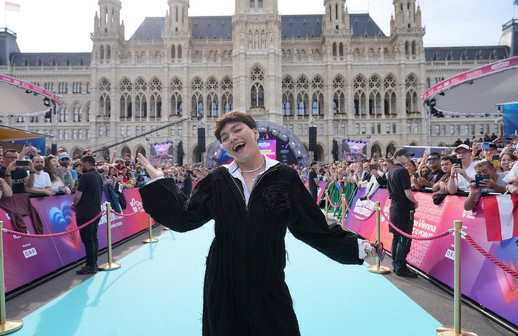 Vorjahressieger JJ schritt zunächst über den Teppich und performte dann seinen Siegersong "Wasted Love" gemeinsam mit dem RSO.
© ORF/Roman Zach-Kiesling
