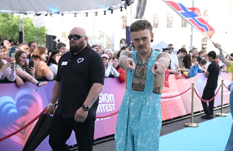 Jona Lovv (Norwegen) kombinierte eine blaue Latzhose mit seinen Ganzkörpertattoos. © ORF/Hans Leitner