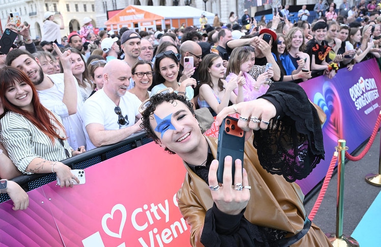 Österreichs ESC-Teilnehmer Cosmo machte Selfies mit zahlreichen Fans. © ORF/Hans Leitner