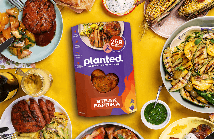 Das planted.steak Paprika: Dünn geschnitten, mit zwei Steaks pro Packung und in nur rund vier Minuten zubereitet.