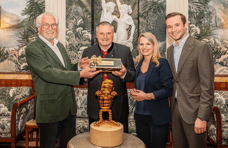 V.l.n.r.: Josef Zauner, Seniorchef überreicht dem Gewinner Herbert Haid aus Kitzbühel einen Zaunerstollen und das Kunstwerk "s'Zaunerl".  Daneben sind Verena Boeck und Philipp Zauner 