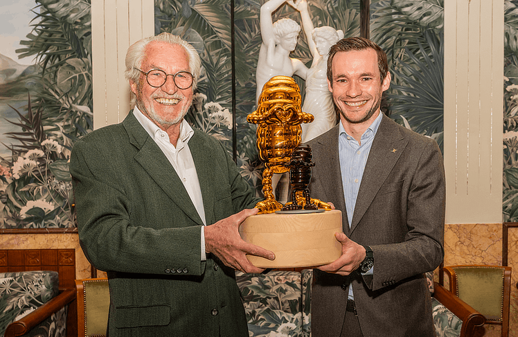V.l.n.r.: Josef und Philipp Zauner mit dem Kunstwerk "s'Zaunerl"