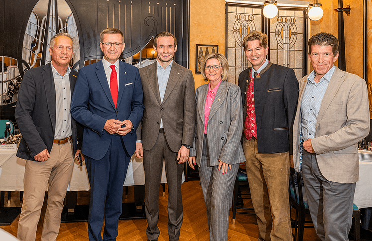 V.l.n.r.: Michael Spechtenhauser (GF Tourmusverband Salzkammergut); LR Markus Achleitner, Philipp Zauner, Ines Schiller, Stefan Brandlehner (Geschäftsführer Tourismusverband Salzkammergut) und Frank Jost (Salzkammergut Tourismus Marketing GmbH)