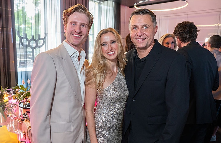 V.l.n.r: Die beiden "Das Phantom der Oper"-Darsteller:innen und "YOU.nite"-Initiator:innen Jev Davis und Lisanne Veeneman mit Hausherr Hanspeter Soller (General Manager Le Méridien Vienna).