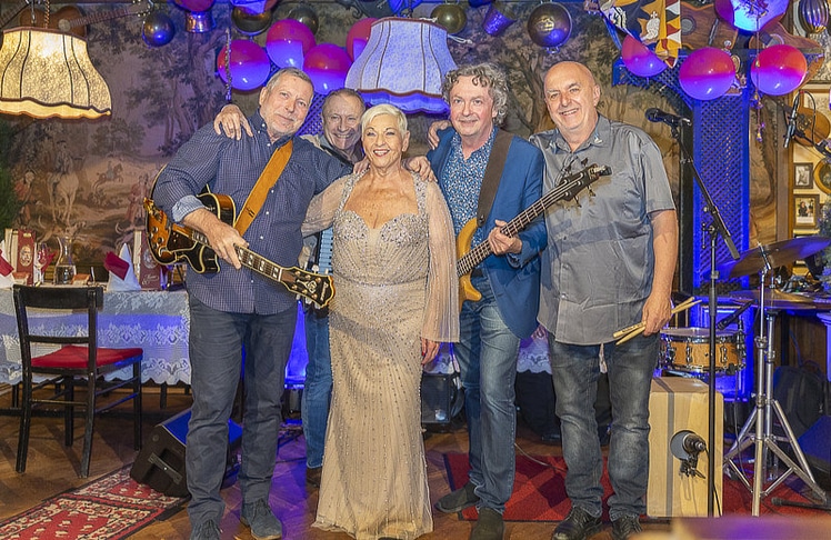 Jazz Gitti mit ihrer Band "Disco Killers", bestehend aus (v.l.n.r.) Thomas Zech, Rainer Sokal, Thomas Strobl und Wolfgang Wehner. © LEADERSNET / R. Brunhölzl