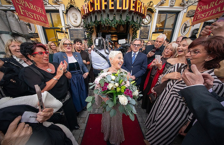 Bereits vor dem Marchfelderhof wurde die Jubilarin gebührend empfangen. © Andreas Tischler