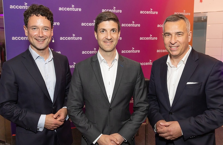 V.l.n.r.: Dejan Jovicevic (Co-Founder & CEO, brutkasten), Christian Winkelhofer (Country Managing Director, Accenture) und Michael Zettel (Management Accenture, EMEA (Europa, Naher Osten und Afrika)).