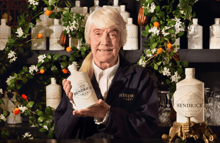 Master Distillerin Lesley Gracie mit dem neuen "Another Hendrick's".