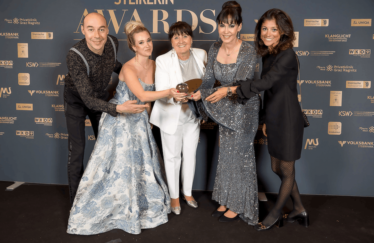 V.l.n.r.: Künstler Tom Lohner, Sängerin Berenice, Landeshauptmann-Stellvertreterin Manuela Khom, Steirerin-Geschäftsführerin Nicole Niederl und Marcella Handl, Vize-Präsidentin der Österreichischen Notariatskammer 