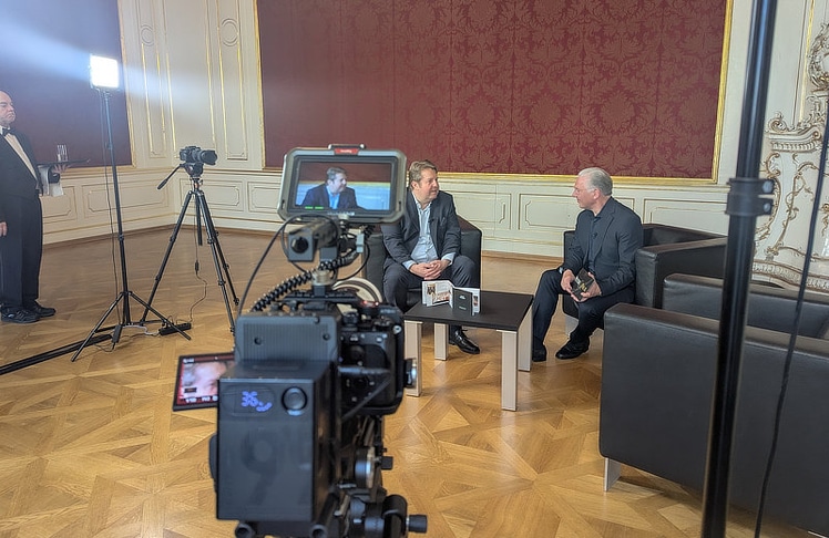 Gedreht wurde die aktuelle Folge in den Räumlichkeiten der Hofburg Vienna.