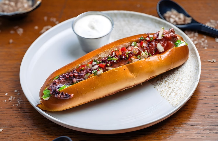 Ebenfalls auf der Karte stehen unter anderem ein Oktopus Hotdog mit Aioli und Chimichurri,...
