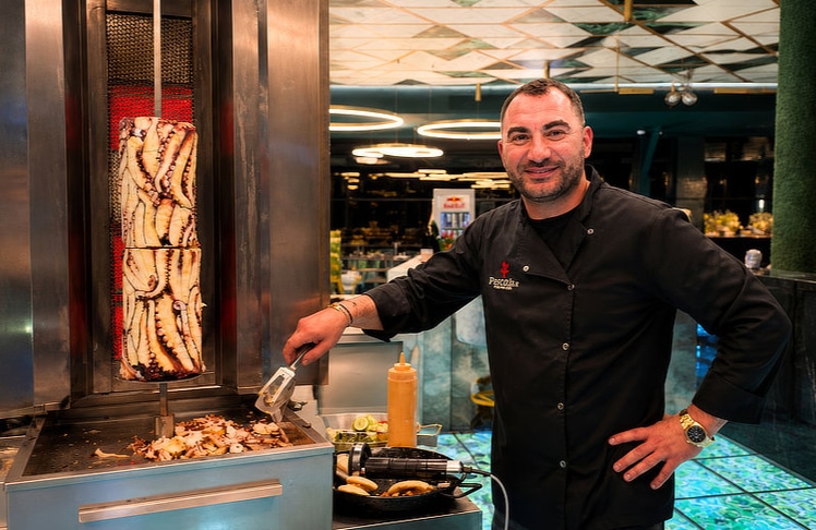 Pescobar-Gründer Paul Nicolau mit seinem Oktopus-Dönerspieß.