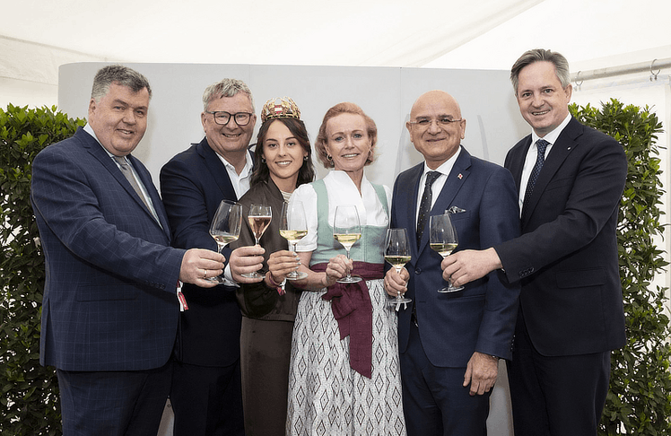 V.l.n.r.: Johannes Abentung (Generalsekretär im Bundesministerium für Land- und Forstwirtschaft), Chris Yorke (Geschäftsführer Österreich Wein Marketing), Weinkönigin Laura I., Alexandra Graski-Hoffmann (Geschäftsführer M.A.C. Hoffmann und VieVinum Organisatorin), Alexander Maisuradze (Botschafter von Georgien) und Johannes Schmuckenschlager (Weinbaupräsident und Abg. z. NR.) © VieVinum/ Eva Kelety