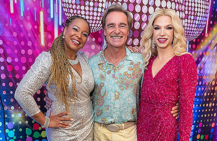 V.l.n.r.: Österreichs ESC-Teilnehmerin 1995 Stella Jones, Musiker Andie Gabauer und Dragqueen Tamara Mascara.