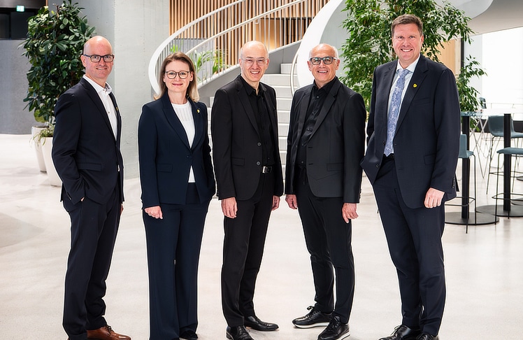 V.l.n.r.: Christof Splechtna (Vorstand der Raiffeisen-Landesbank Tirol), Gabriele Kinast (Vorständin der Raiffeisen-Landesbank Tirol), Christoph Pichler, Johann Traupmann (Pichler & Traupmann Architekten) und Thomas Wass (Vorstandsvorsitzender der Raiffeisen-Landesbank Tirol) © allaweil