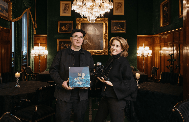 Künstler Brain Donnelly, bekannt als Kaws, gemeinsam mit Sacher Co-Eigentümerin Alexandra Winkler und der neuen Sonderedition der Artists' Collection. 