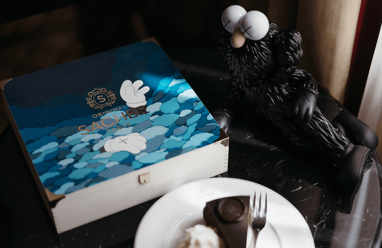 Kaws'  berühmter "Companion" ziert die 18. Sacher Artists' Collection. Die Sonderedition ist auf 1.000 Stück limitiert und ab dem 19. Mai erhältlich.