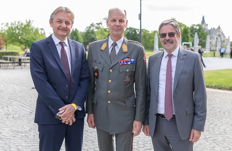 V.l.n.r.: Gerald Gerstbauer (Gerstbauer Strategic), Harald Vodosek (Nationaler Rüstungsberater) und Erwin Hameseder (Generalanwalt des Österreichischen Raiffeisenverbandes)
