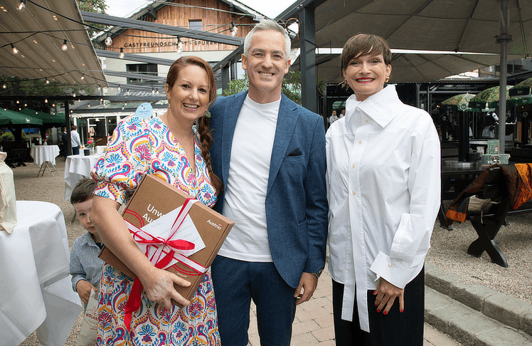 V.l.n.r.: Bianca und Paul Kolarik mit der Geschäftsführerin der Österreich Werbung Astrid Steharning-Staudinger