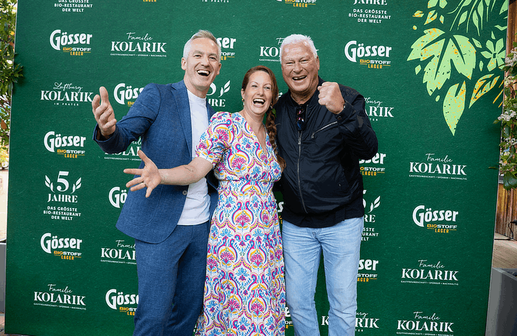 V.l.n.r.: Paul und Bianca Kolarik gemeinsam mit Fußball-Legende Toni Polster