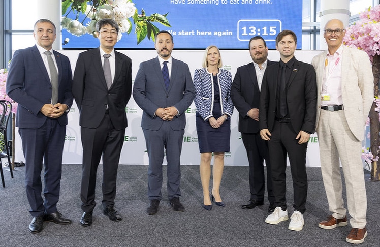 V.l.n.r.: Michael Otter (Generaldirektor Advantage Austria), Kiminori Iwama (Botschafter Japan in Österreich), Alexander Taiyo Scheuwimmer (Präsident Österreichisch-Japanische Gesellschaft), Sabine Stummer (Geschäftsführerin SeiConsulting GmbH), Jan Schitter (General Manager Nissin Transport Austria), Harald Schnidar (CEO und Gründer ScarletRed) und Peter de Leeuw (Head of Airport City Development Flughafen Wien).