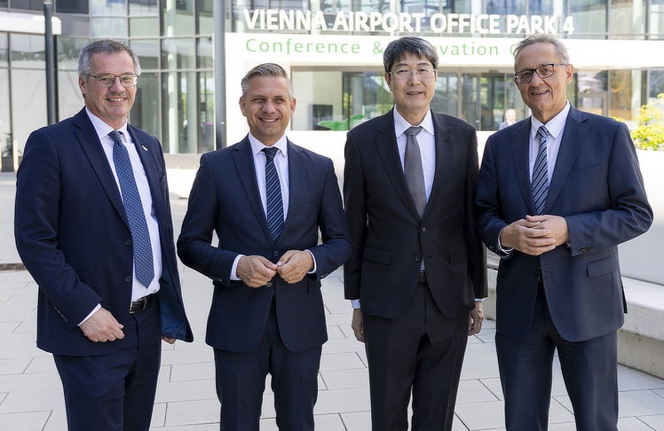 V.l.n.r.: Wolfgang Scheibenpflug (Bereichsleiter Immobilien und Standortmanagement Flughafen Wien), Wolfgang Hattmannsdorfer (Bundesminister für Wirtschaft, Energie und Tourismus), Kiminori Iwama (Botschafter Japan in Österreich) und Günther Ofner (Vorstandsdirektor Flughafen Wien AG).