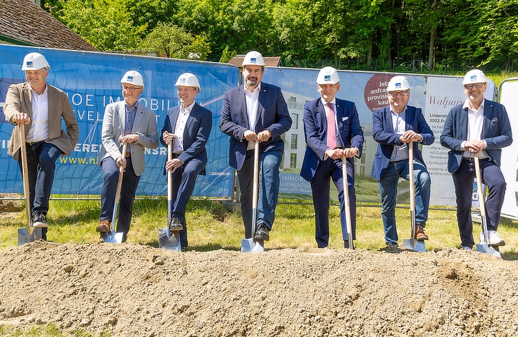 V.l.n.r.: Ernst Tschabuschnig (TM Architektur ZT GmbH), Josef Hofstätter (Hypo NOE), Frank Gellrich (NID), Bürgermeister Stefan Steinbichler, Michale Neubauer (NID), Wolfgang Gutleder (Steiner Bau GmbH) und Franz Lederhofer (Steiner Bau GmbH) © LEADERSNET/C. Mikes