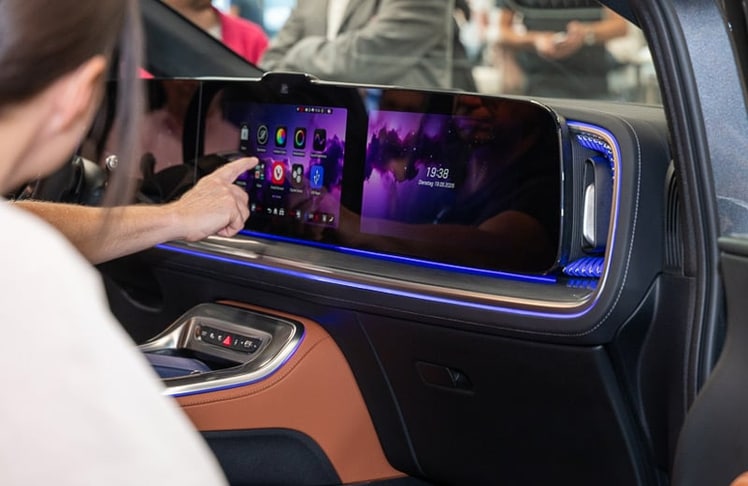 Beim optionalen MBUX Superscreen werden drei Displays unter einer durchgehenden Glasfläche vereint.