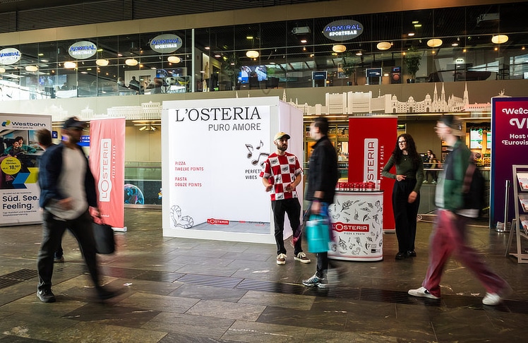 Am Wiener Hauptbahnhof konnten sich Passant:innen in einer interaktiven Walk-In-Magazine-Photobooth auf das Cover eines fiktiven Lifestyle-Magazins bringen lassen.