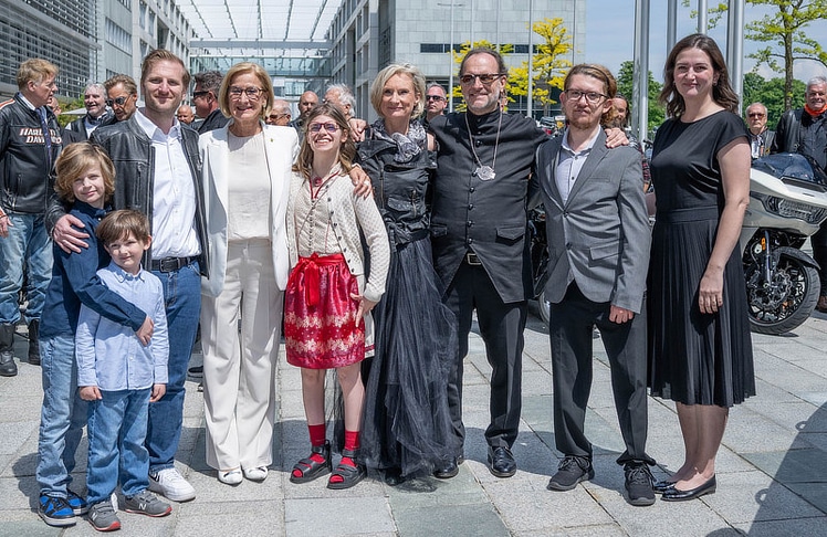 V.l.n.r.: Johannes Fischer mit seinen Söhnen Niko und Erik, NÖ-Landeshauptfrau Johanna Mikl-Leitner, Fischers Tochter Hanna und seine Lebensgefährtin Eva-Maria Gruber, Ferdinand O. Fischer, Hannas Freund Jonas und Johannes' Ehefrau Kathi.