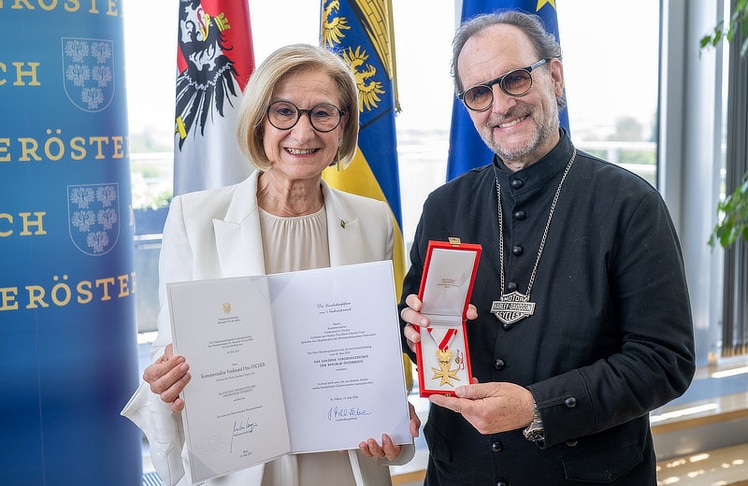 NÖ-Landeshauptfrau Johanna Mikl-Leitner überreichte "Harley-Papst" Ferdinand O. Fischer das Goldene Verdienstzeichen der Republik Österreich.