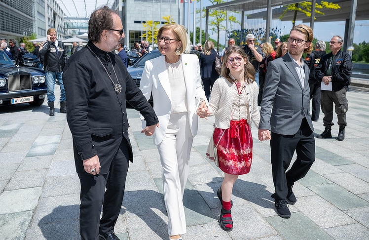 V.l.n.r.: Ferdinand O. Fischer, NÖ-Landeshauptfrau Johanna Mikl-Leitner, Fischers Tochter Hanna und deren Freund Jonas.