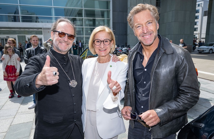 V.l.n.r.: Ferdinand O. Fischer, NÖ-Landeshauptfrau Johanna Mikl-Leitner und Ex-Skirennläufer Hans Knauß, selbst Harley-Fahrer und Botschafter für die Harley-Davidson-Charity-Tour.