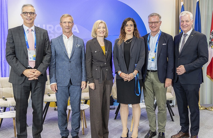 V.l.n.r.: Stefan Hendriks (Senior-Vizepräsident und Leiter des westeuropäischen Clusters, Novartis), Walter Feichtinger (Präsident, Center für Strategische Analysen), Moderatorin Martina Salomon (Herausgeberin, Kurier), Monika Köppl-Turyna (Direktorin, EcoAustria Institut für Wirtschaftsforschung), Markus Müller (Rektor, Medizinische Universität Wien) und Anton Kasser (Landesrat, Niederösterreich). © LEADERSNET /R. Brunhölzl