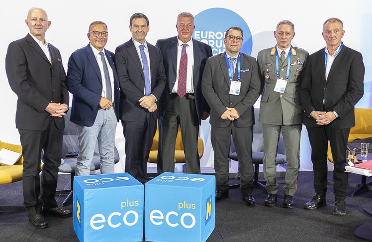 V.l.n.r.: Claus Zeppelzauer (Prokurist, ecoplus und Geschäftsführer, ecoplus Digital), Moderator Heinz Stiastny (Vorstandsmitglied, Zentrum für Risiko- und Krisenmanagement), Reinhard Marak (Leiter, WKÖ-Stabstelle Krisenmanagement und Sicherheitsvorsorge), Markus Singer (Rechtsanwalt, Singer & Kessler Rechtsanwälte), Nicolas Stockhammer (Politikwissenschaftler, Department für Sicherheitsforschung, Universität für Weiterbildung Krems), Ronald Vartok (Leiter der Direktion für Verteidigungspolitik und Internationale Beziehungen, BMLV) und Peter Koren (Vize-Generalsekretär, Industriellenvereinigung). © LEADERSNET /R. Brunhölzl