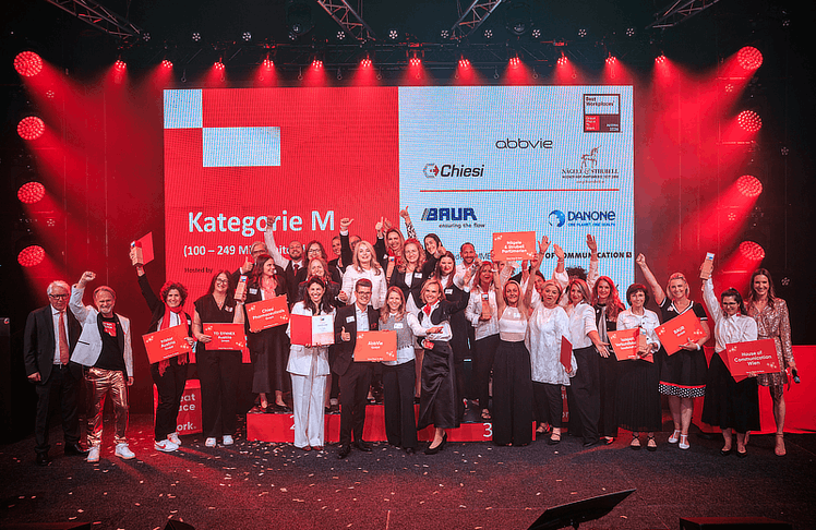 Das Rennen um den Kategoriensieg in der Unternehmensgröße M gewann die AbbVie GmbH. Auf den darauffolgenden Plätzen landeten die Chiesi Pharmaceuticals GmbH (2. Platz) und Nägele & Strubell Parfümerien (3. Platz). © LEADERSNET/ A. Felten