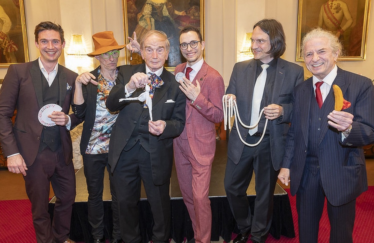 Magic Christian (3.v.l.) mit seinen Kollegen des Magischen Klub Wien. © LEADERSNET / R. Brunhölzl